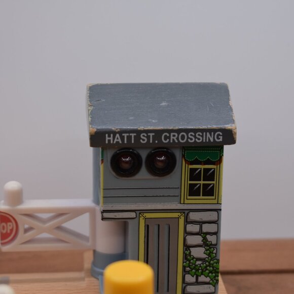 Hatt St. Crossing Works VGUC Learning Curve Lights Thomas Train Wooden Railway - Picture 2 of 10